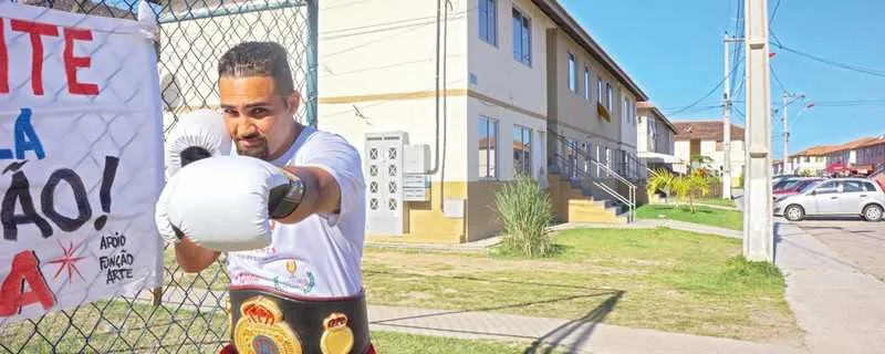 O pugilista também ensina boxe à crianças do condomínio ‘Minha Casa, Minha Vida’, em Itaipuaçu