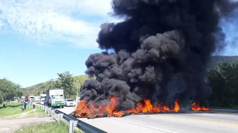Protesto aconteceu no km 208, em Casimiro de Abreu