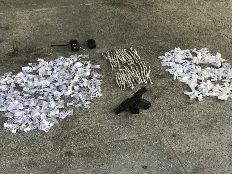 Duas pistolas foram apreendidas com o suspeito