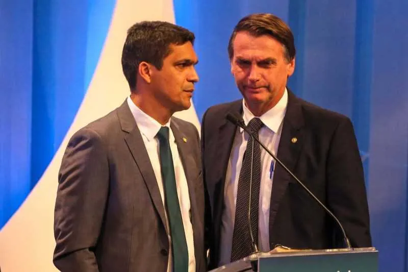 Na lista dos concorrentes, estão os presidenciáveis o capitão da reserva do Exército Jair Bolsonaro (PSL) e Cabo Daciolo (Patriota) 