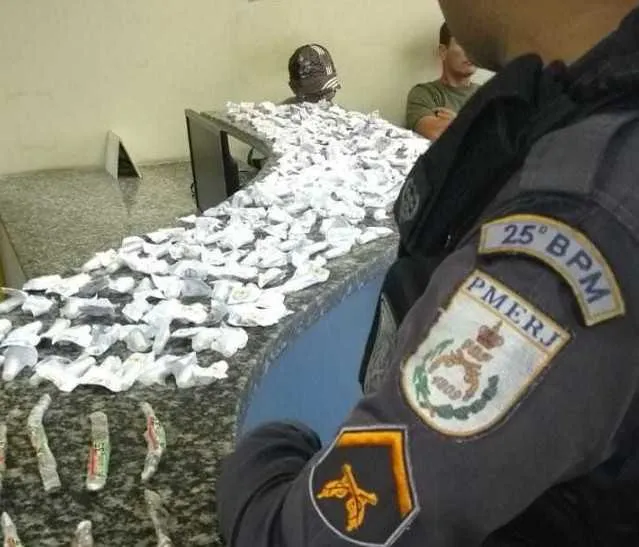 Com os suspeitos, foram apreendidas 240 pinos de cocaína e 36 tabletes de maconha #OSG