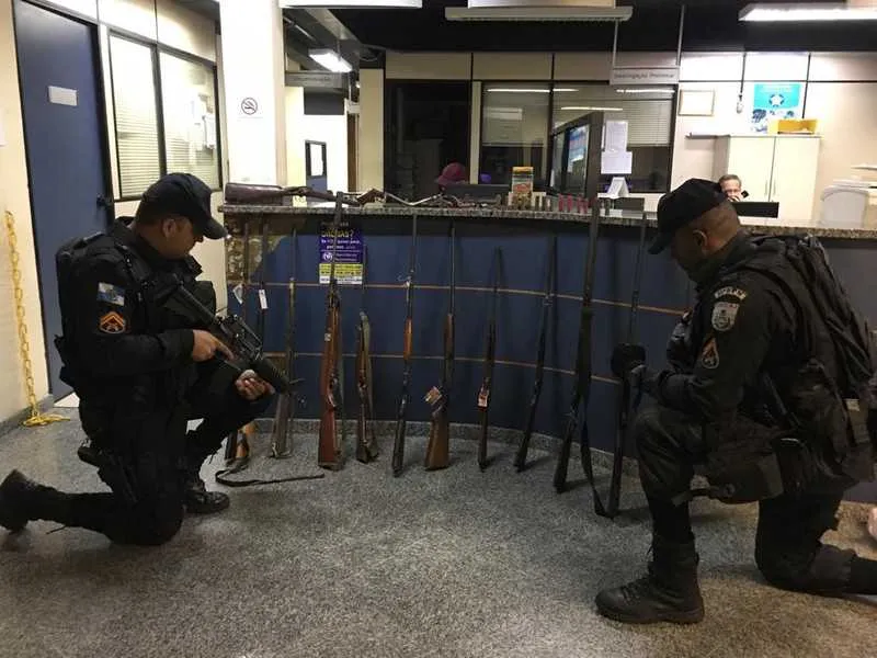 As armas foram encontradas no Morro da 70, em Cachoeiras de Macacu