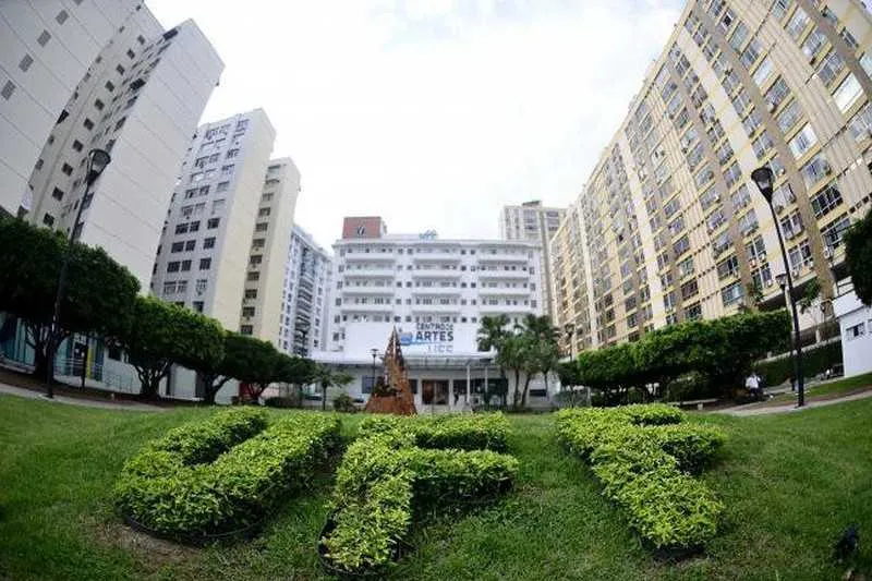  Funcionários reivindicam pagamento de salário e vale-alimentação