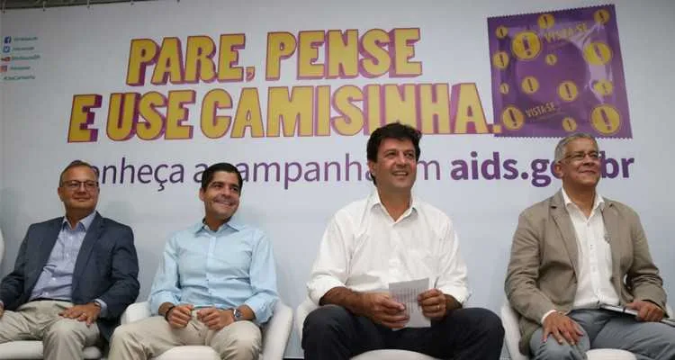 Dados em estatística apontam que 73% dos casos de infecção por AIDS ocorrem em homens