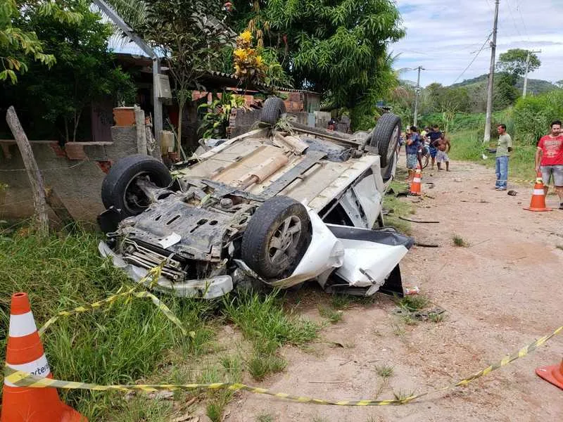 Capotagem matou dois e deixou três feridos