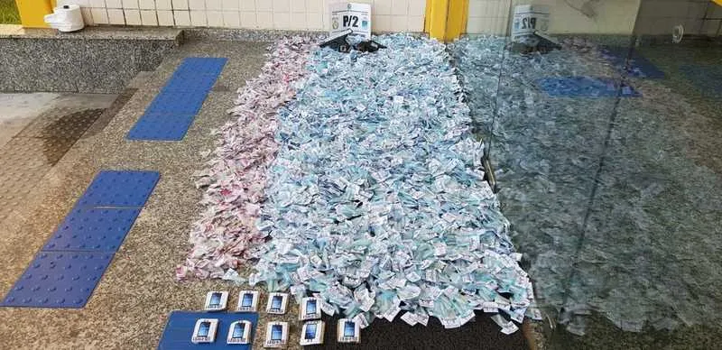 Com o suspeito, foram apreendidas 3.500 cápsulas de cocaína e 1.500 tabletes pequenos de maconha.