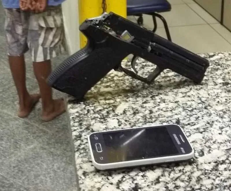 Jovem foi detido com uma réplica de pistola