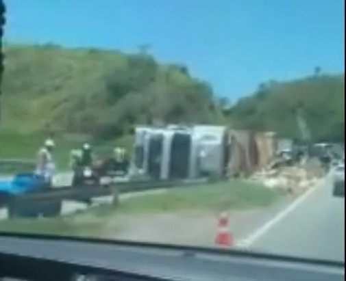 Trânsito ficou lento por cerca de 12 km após acidente
