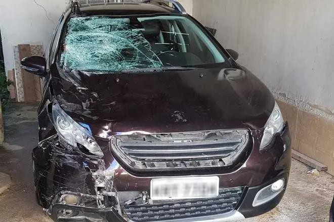 Carro foi localizado na garagem do suspeito