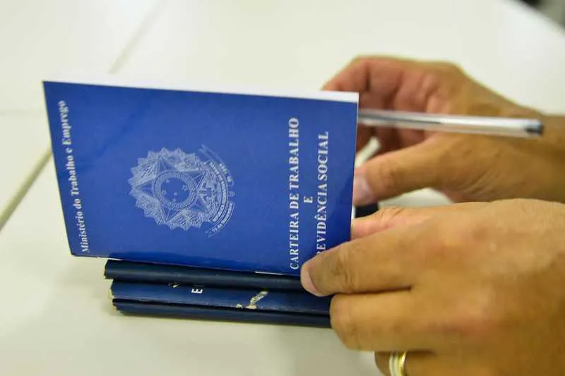 12,9 milhões de brasileiros estão desempregados