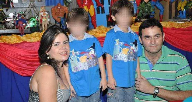 O Tenente-Coronel André Luiz do Amaral Rocha,manteve a mulher e os dois filhos gêmeos do casal sobre a mira de uma arma