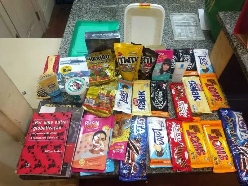 Casal foi detido com livros, chocolates, guloseimas, além de creme facial e cestas de plástico