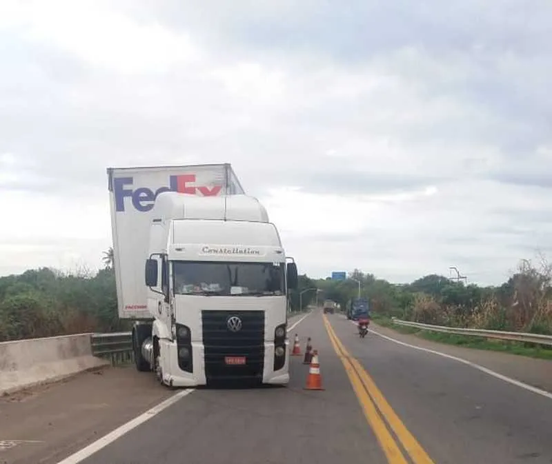 Bandidos usaram caminhão para fechar a rodovia