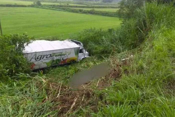 Caminhão despencou em ribanceira após atropelar a ciclista