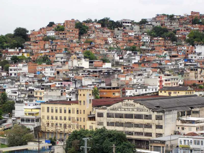 Segundo a polícia, foi identificado que a suspeita saiu da comunidade da Mangueira, na Zona Norte do Rio, com o material.

