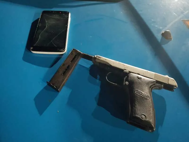 Imagem ilustrativa da imagem Homem rouba celular, atropela vítima e é preso pela PM em São Gonçalo