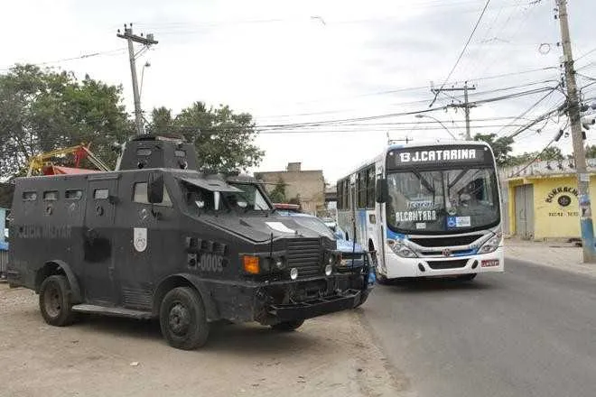  Por ordem de Schumaker, traficantes do Jardim Catarina atacaram a sede da 3ª Companhia lançaram granada contra o veículo blindado da PM (Caveirão)