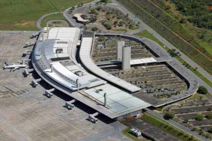 Aeroporto deve reabrir às 20h