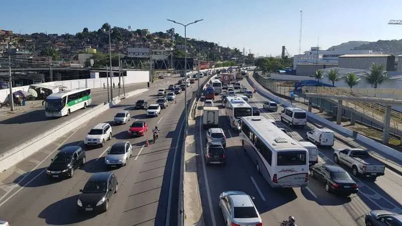  O bloqueio, no sentido Ponte Rio-Niterói, está provocando caos no trânsito não somente na rodovia, como em outras vias