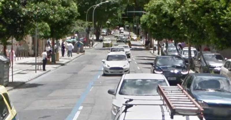 Prédio fica na mesma rua de uma delegacia de polícia