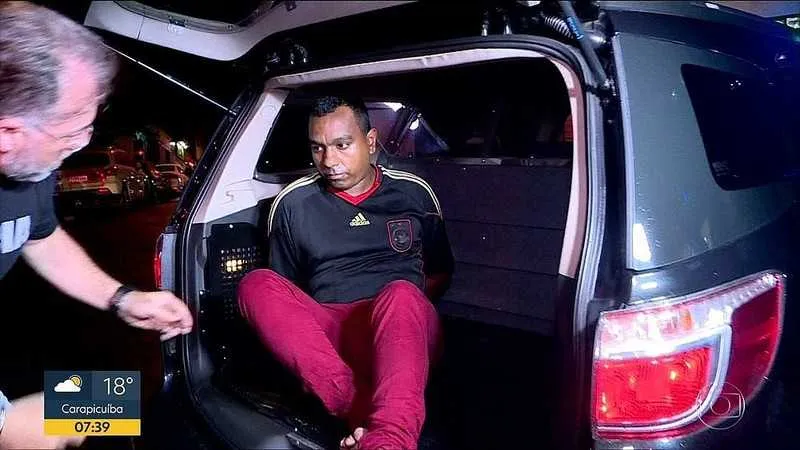 Clayton fugiu para Santos após o crime, mas foi preso pela polícia dentro de uma igreja evangélica
