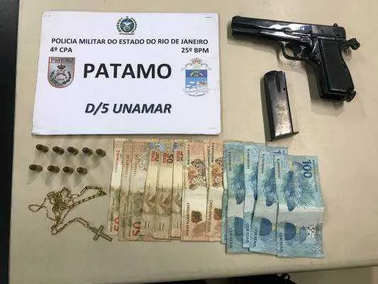 Com Leandro, foram apreendidos uma pistola calibre 9mm com munições, uma pulseira e um cordão de ouro, um celular e R$1 mil. 