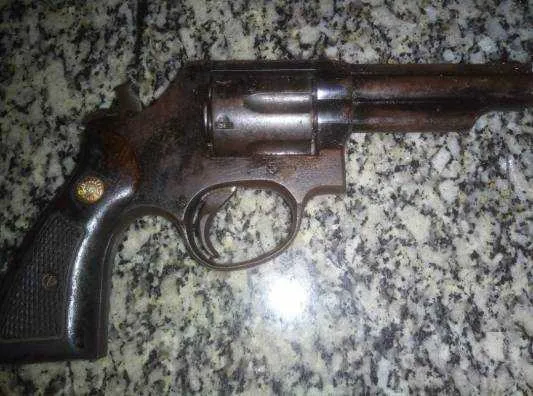 Dois revólveres foram apreendidos durante a ocorrência, que foi registrada na 125ª DP (São Pedro da Aldeia).