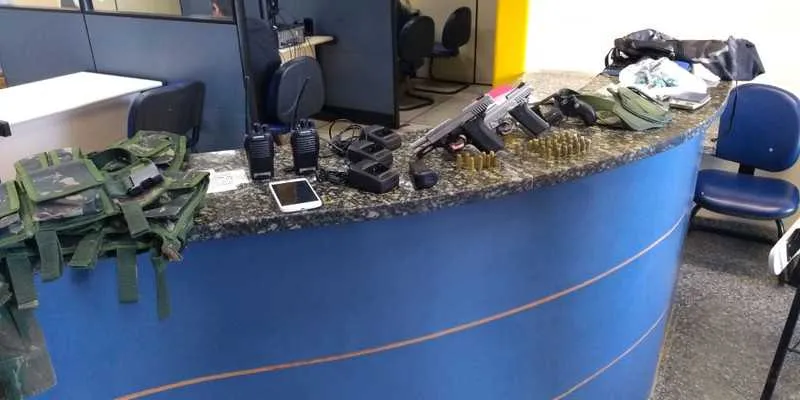 Armas e drogas foram apreendidas com os suspeitos