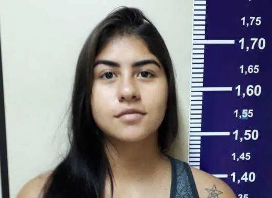 Contra ela, existia um mandado de prisão em aberto