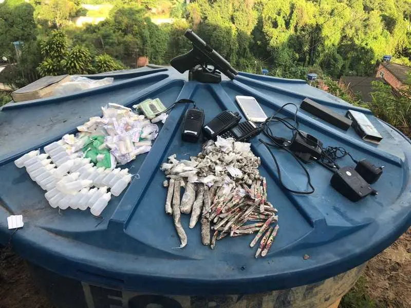 Policiais encontraram a pistola e grande quantidade de drogas