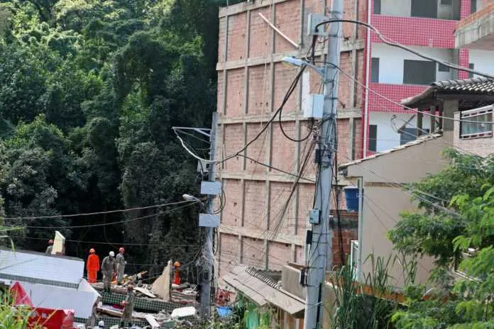 Prédios na Comunidade da Muzema desabaram na manhã desta sexta (12)