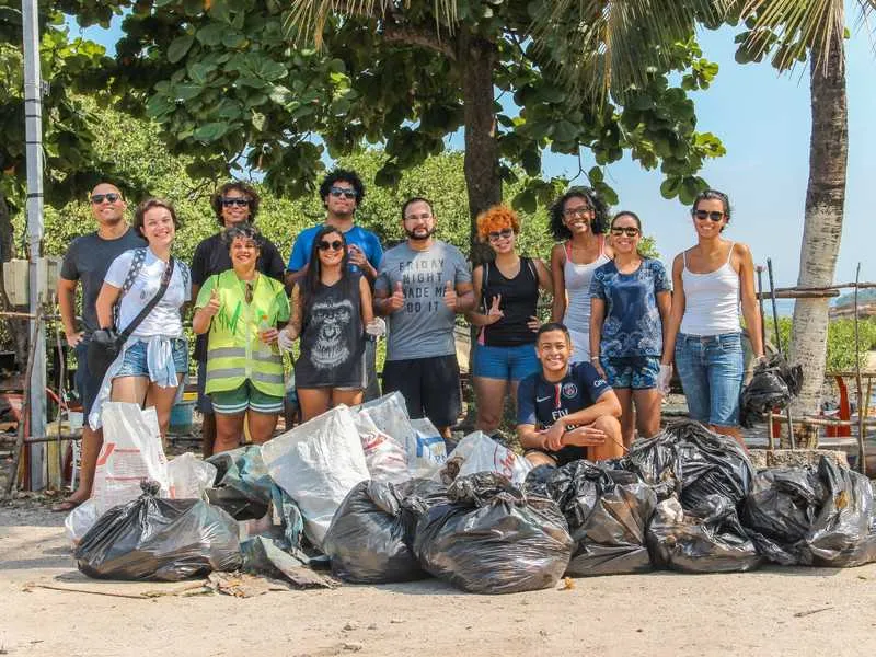 A escolha por realizar ações mensais na Praia das Pedrinhas, levou em conta a relevância do lugar para a cidade