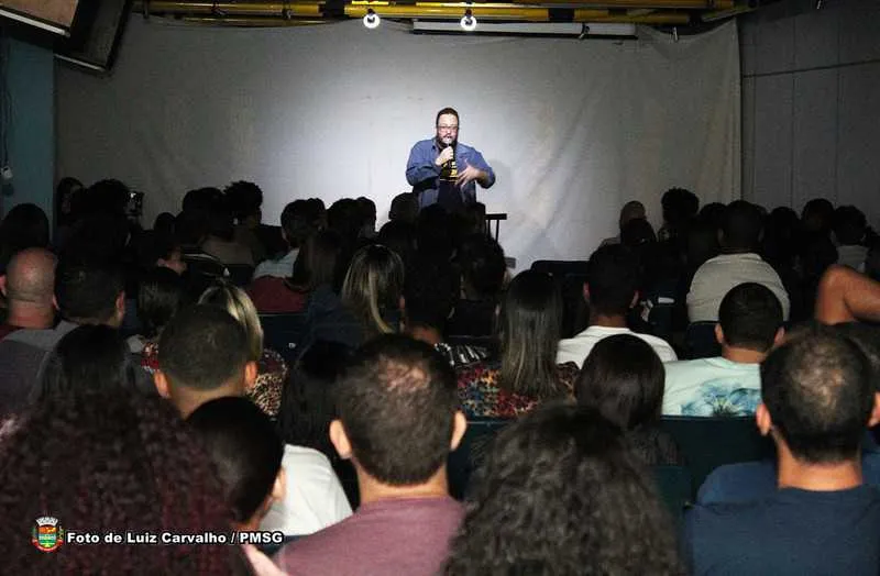 Nesta edição, os convidados de Bruno Nogueira serão Raphael Carvalho e Lara Xavier.