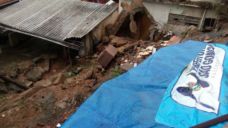 >> Deslizamento de terra atingiu cinco casas