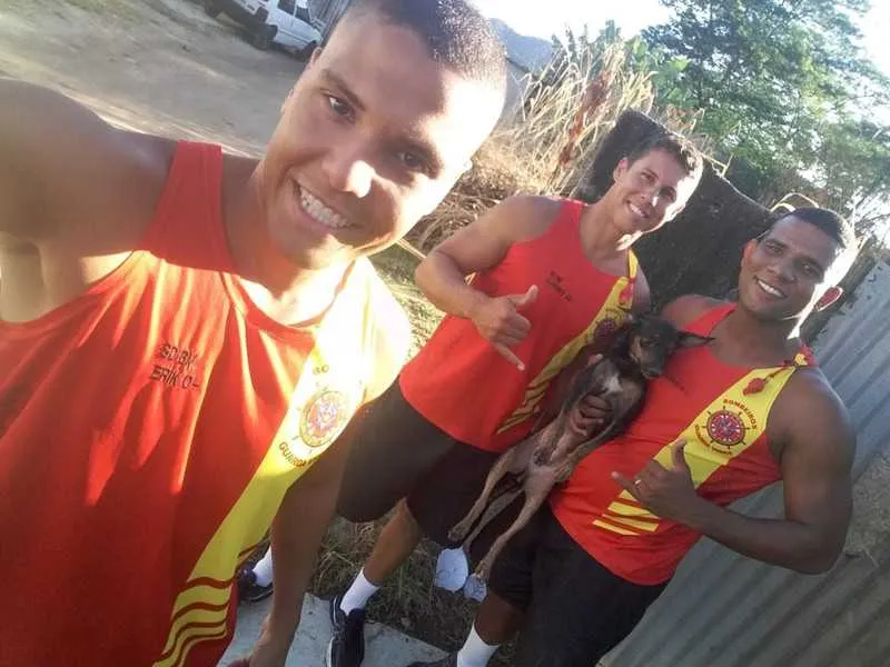 Bombeiros do 4º Gmar (Itaipu) fizeram 'selfie' após salvarem a vida do cachorro 