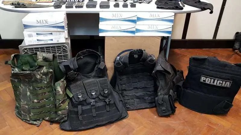 Três fuzis foram apreendidos com a dupla