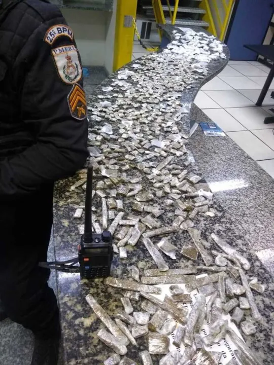O homem detido estava com outros suspeitos, que conseguiram fugir