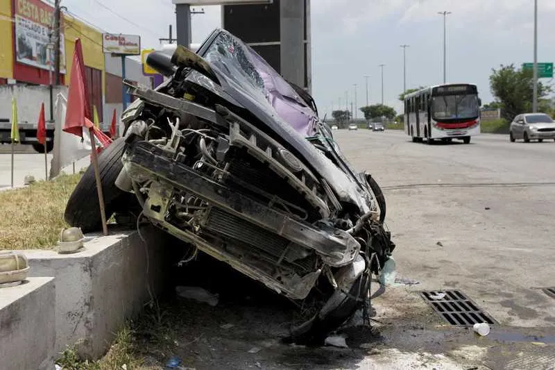 Ford Fiesta capotou e caiu sobre o Toyota, matando os quatro ocupantes na hora
