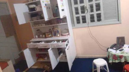 Móveis e roupas estavam revirados, segundo a polícia