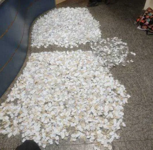 Durante a ação, foram apreendidos 4 mil cápsulas de cocaína e 220 sacolés de maconha