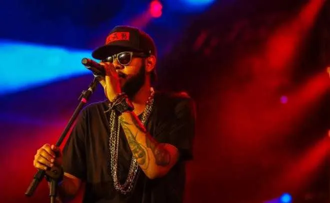  O rapper Emicida promete o melhor de seu repertório no show em Piratininga, como os hits ‘Passarinhos’, ‘A cada vento’, ‘Mandume’, ‘Baiana’ e ‘Levanta e anda’