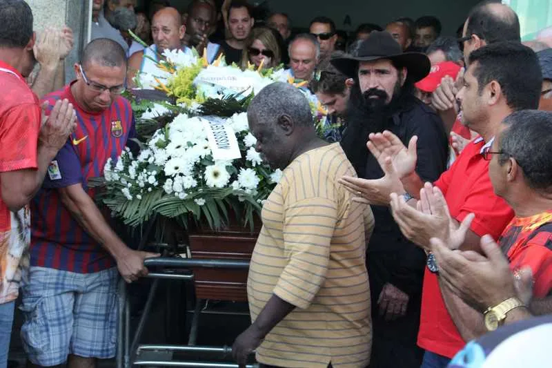 Dezenas de sambistas da Porto da Pedra foram ao sepultamento do compositor ‘Waldir Papel’