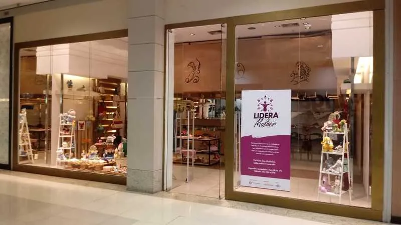 Entre as peças expostas, estão várias opções para presentear