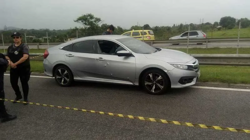 A vítima recebeu cerca de 10 tiros e morreu dentro do veículo  