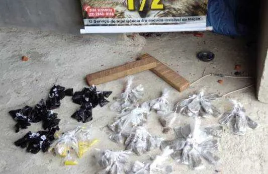 Durante a ação, foram apreendidos 71 cápsulas de cocaína, 88 trouxinhas de maconha e cerca de R$46 em espécie