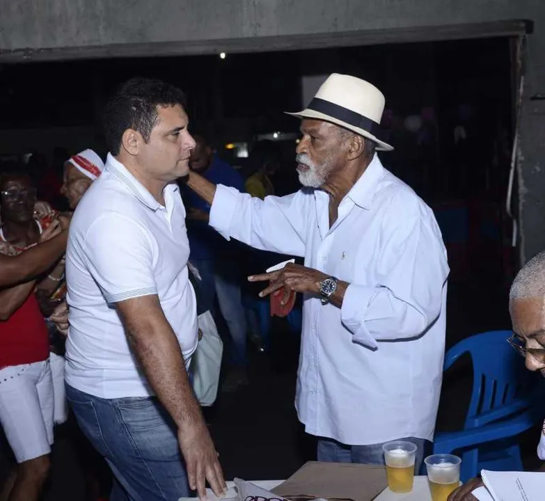 Ator Antônio Pitanga esteve na quadra e ficou emocionado ao ouvir as músicas concorrentes
