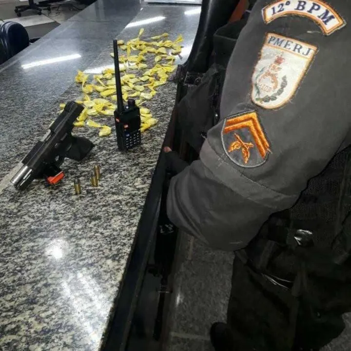 Os detidos, um homem de 24 anos, e um adolescente, de apenas 13, estavam com uma pistola