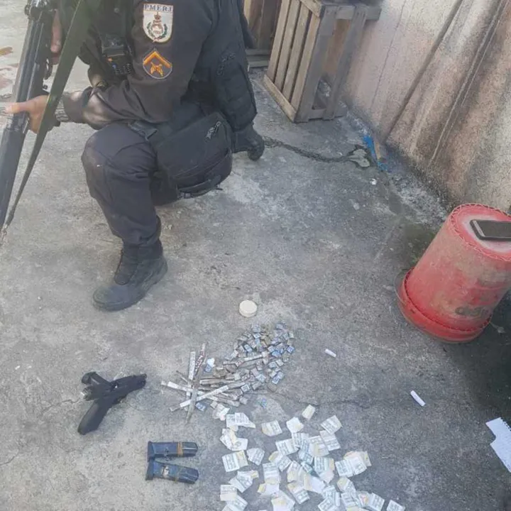 Uma pistola foi apreendida durante a operação