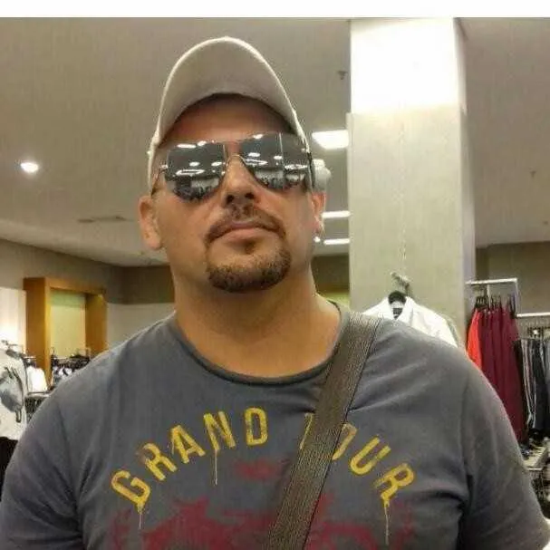 O corpo do policial foi encontrado dentro da caminhonete que pertencia a ele, em Neves