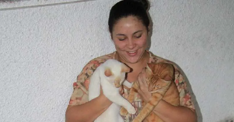 Jornalista Renata Souto não vê a vida sem seus ‘filhos’ de quatro patas, e chegou a mudar-se para uma casa com quintal maior para abrigá-los; o mesmo acontece com Vitória Guandeline e seus gatinhos